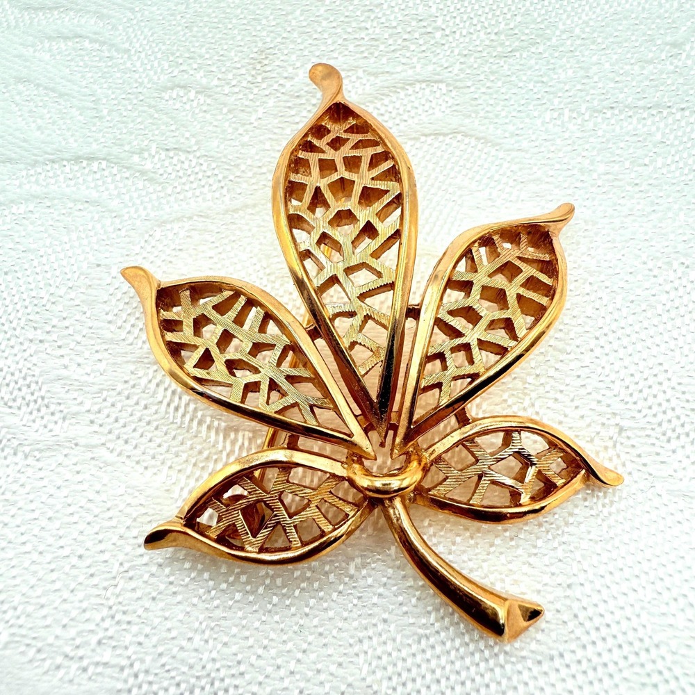 Vintage Signed Trifari Gold Tone Leaf Autumn Foliage Classic MCM Brooch